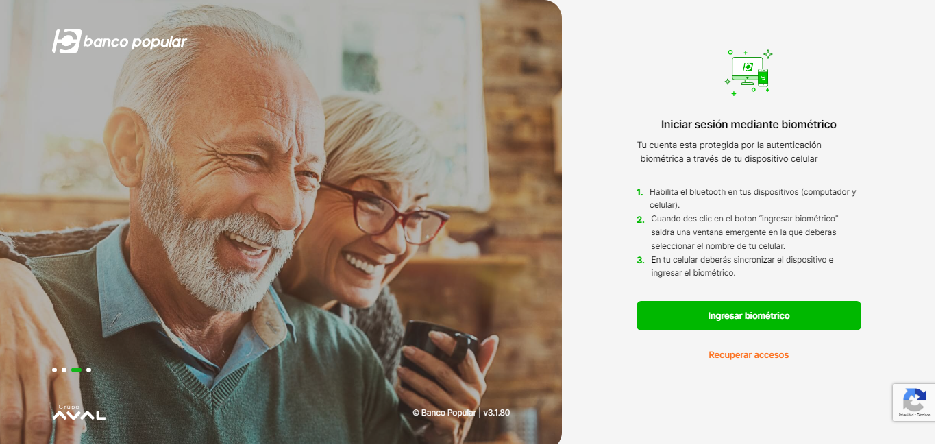 Imagen de una pareja de adultos sonriendo y viendo el computador