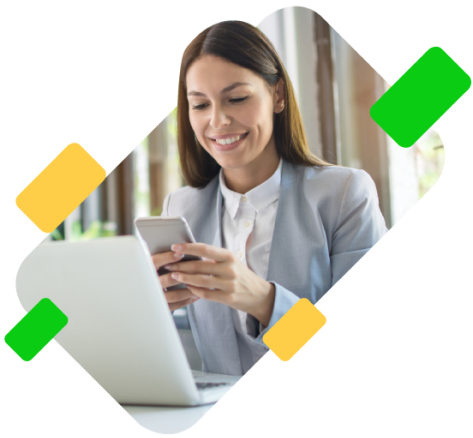 Imagen de mujer sonriendo con el celular en la mano