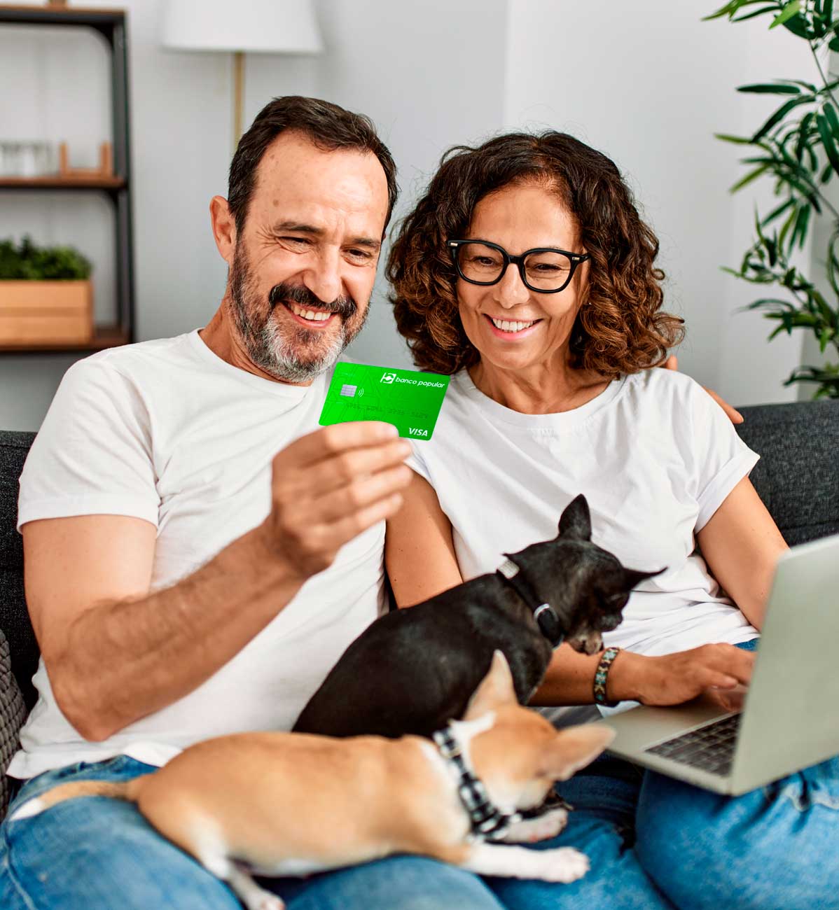 Mujer feliz con celular
