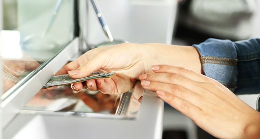 Una persona realizando una transacción bancaria