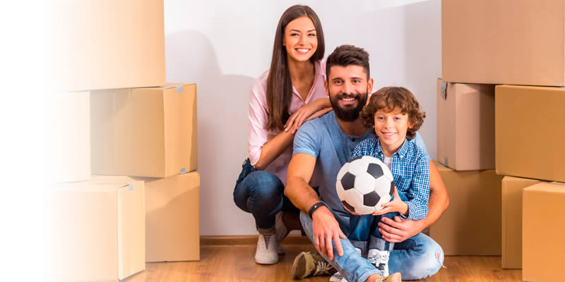 Familia feliz en su hogar