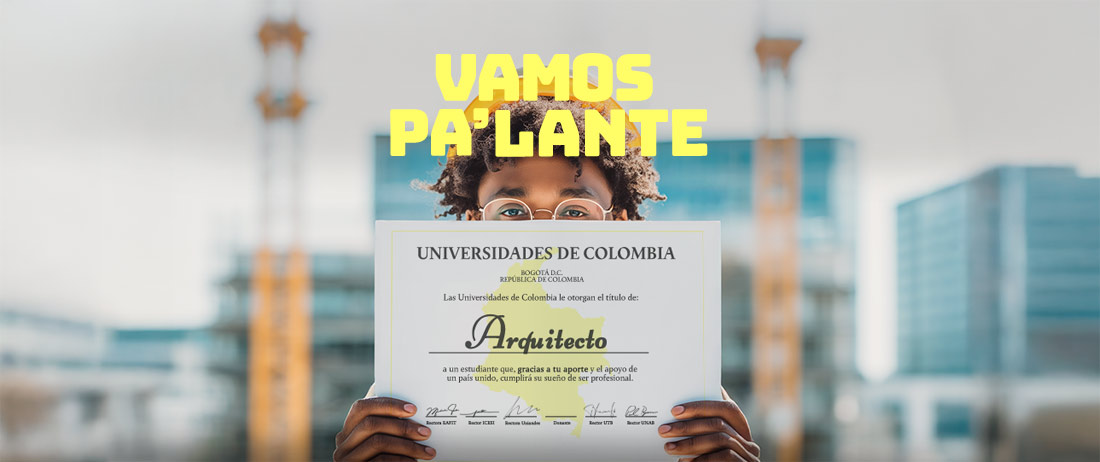 joven con diploma en sus manos