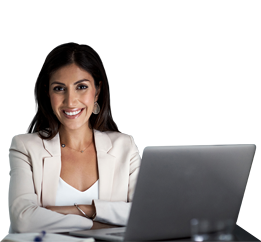 Una ejecutiva sonriendo frente asu computador