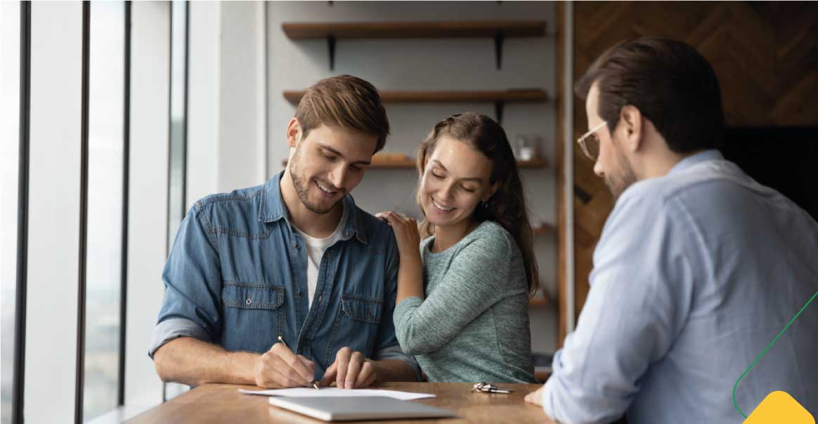 Hombre y mujer recibiendo asesoria bancaria