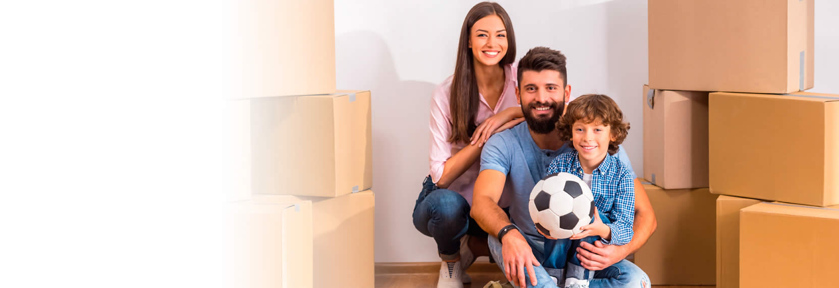 Familia felices disfrutando de los beneficios de la tarjeta de credito visa hogar