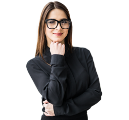 Mujer joven de cabello rubio con lentes y traje negro  sonriendo