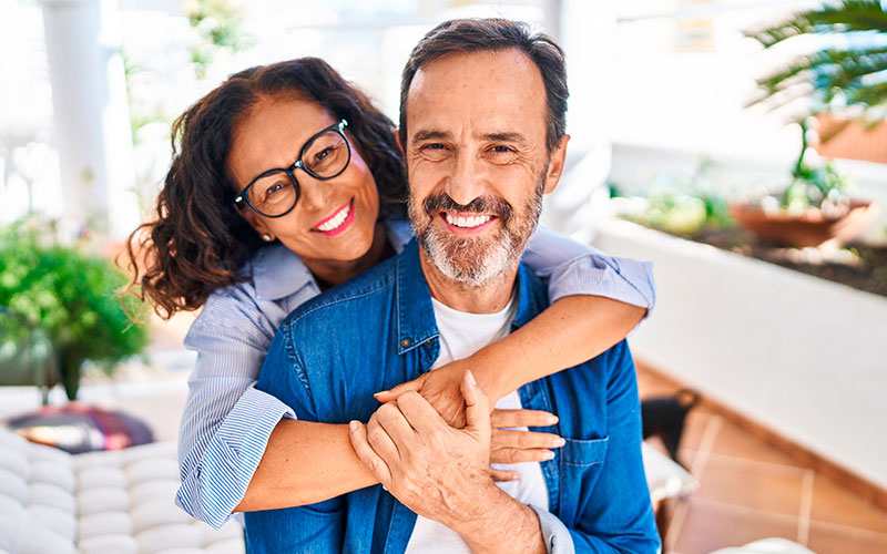 pareja de adultos mayores felices