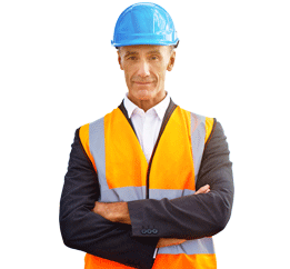 Un hombre con un casco