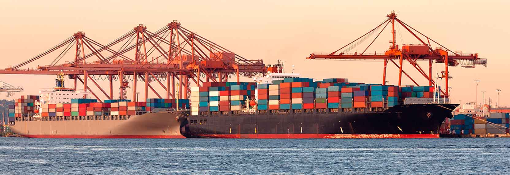Una barco transportando muchos container de colores con mercancias