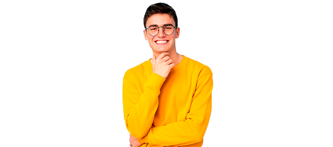 Hombre joven sonriente con anteojos