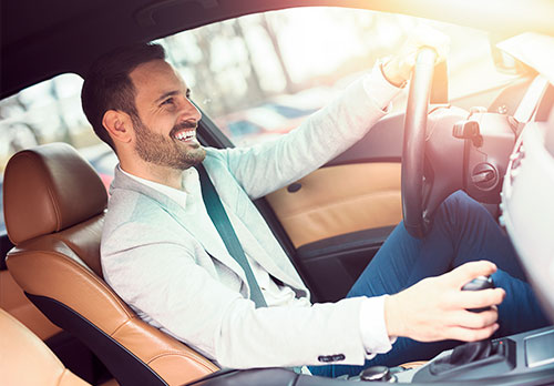 imagen de hombre sonriendo en su carro