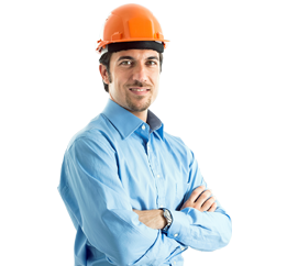 Ingeniero con camisa azul con un casco de color naranjaen su cabeza