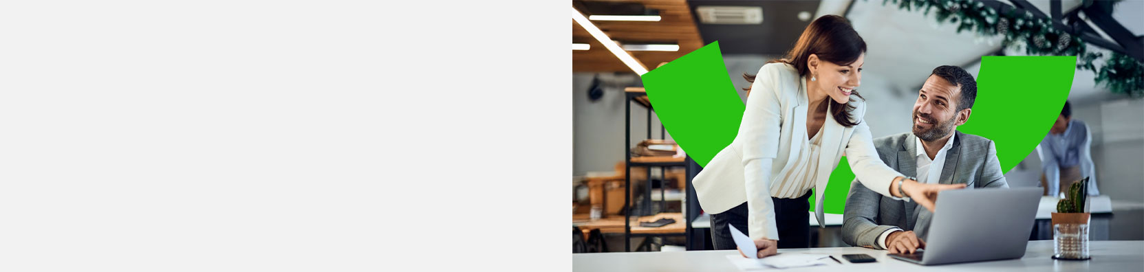 Una joven ejecutiva  de camisa azul en su escritorio consultando la información relevante