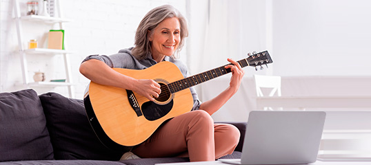 Mujer mayor tocando guitarra