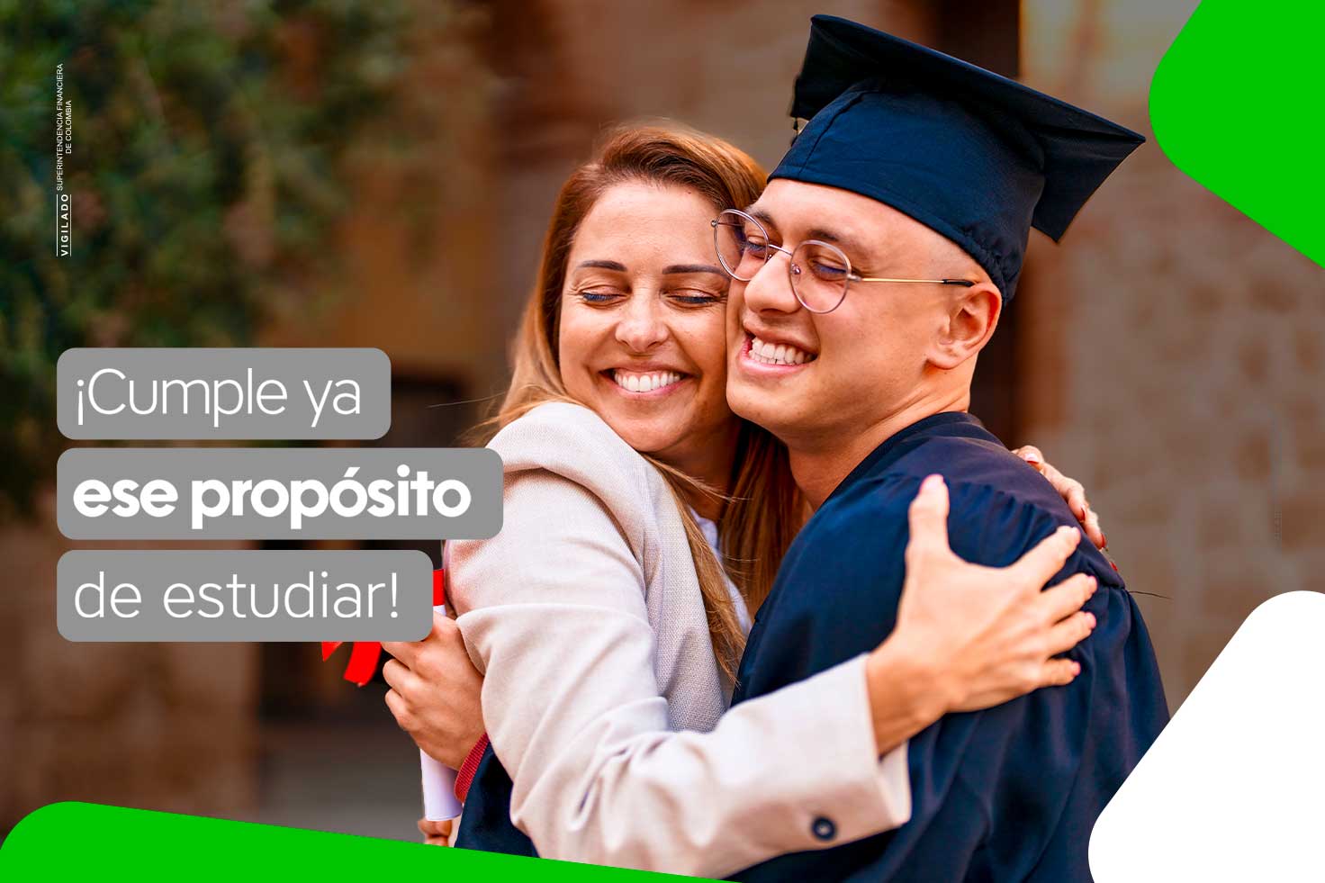 Graduado abrazando a una mujer felices