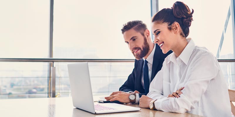 Jovenes frente a una computadora