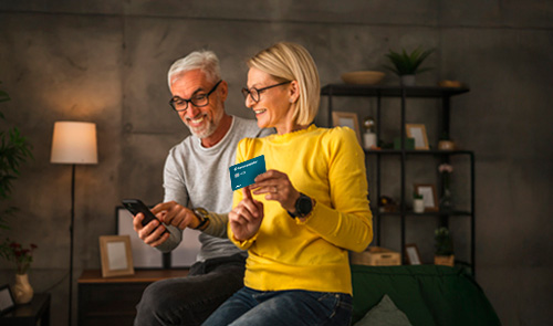 Pareja dea dultos felices mirando sus celulares