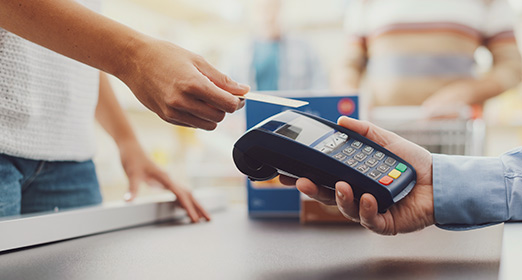 Una mujer está realizando una compra con su tarjeta débito