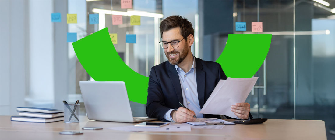 Hombre viendo documentos en su oficina