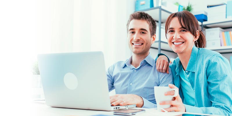 Una pareja está ingresando al portal de la Banca Personal