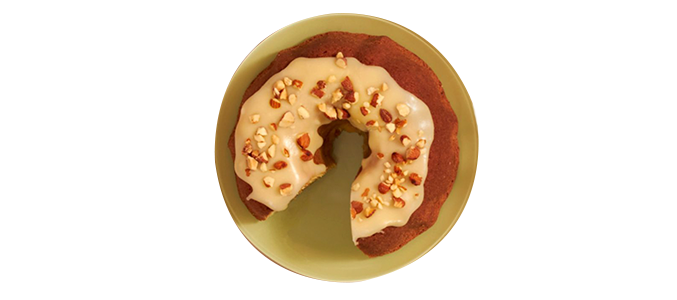 Hombre comiendo una rebanada de pizza