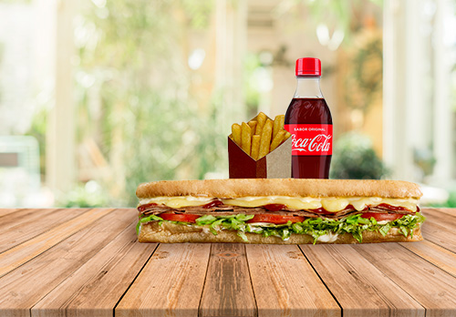 Imagen de un Sandwich Qbano con papas y gaseosa