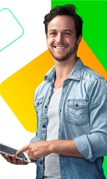 Hombre feliz abriendo su Cuenta de Ahorros desde la página del Banco Popular