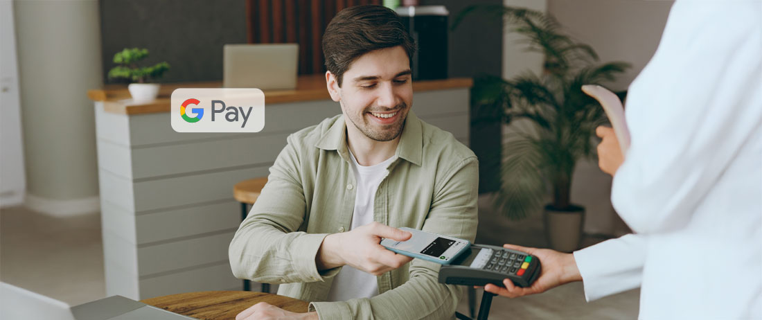 Mujer recostada sobre hombre mayores de 50 años, con los brazos abiertos en una ciudad estando de viaje