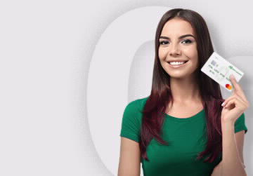 Mujer feliz con su Tarjeta de Crédito del Banco Popular