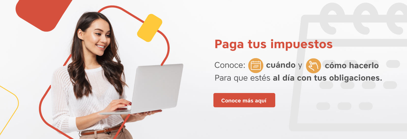 Tres jovenes sonriendo con laptop
