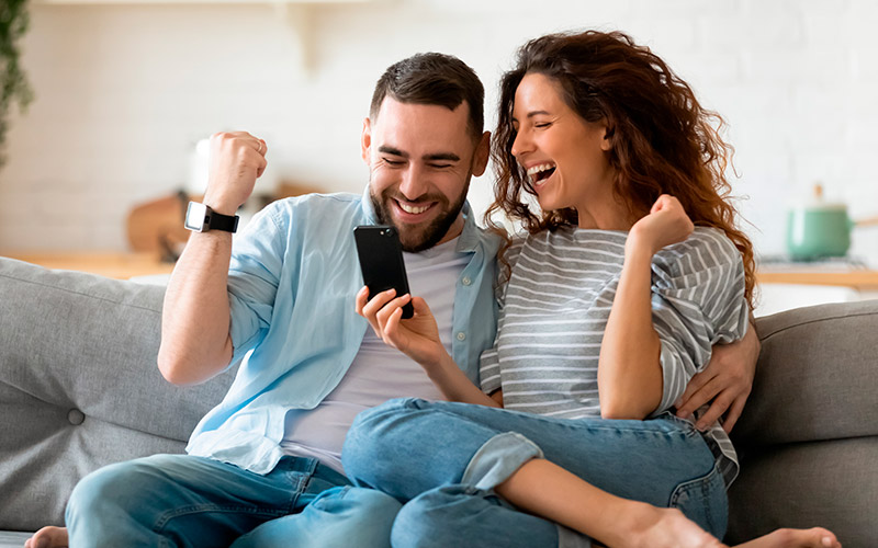 pareja de adultos de mediana edad felices sonriendo 