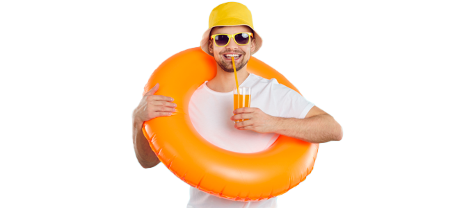 Hombre con inflable color naranja en el pecho, feliz de vacaciones