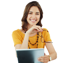 Una mujer joven revisando extractos