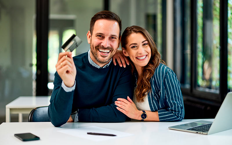 pareja de adultos mayores felices