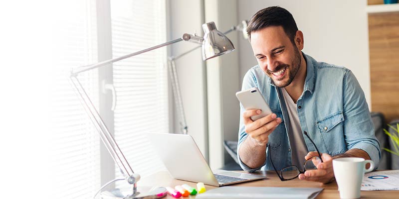 Un hombre joven realizando una consulta a través de MiBoPop