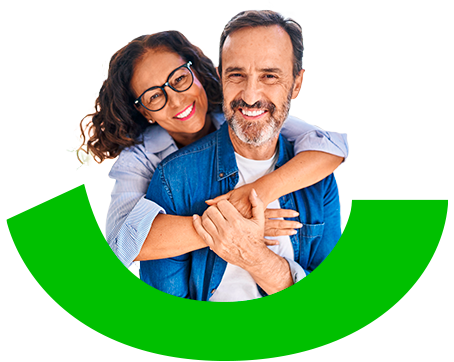 pareja de adultos felices abrazados