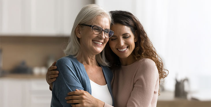 Pareja revisando su celular con seguridad
