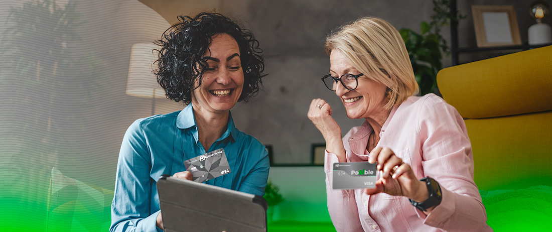 Dos mujeres mayores de 50 años sonriendo con sus tarjetas de crédito Diamante y PoSíble