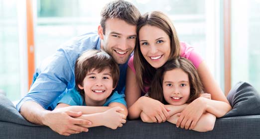 Familia feliz porque tiene un fondo de pensiones voluntarias