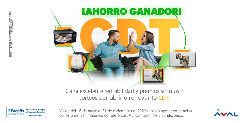 Pareja feliz abriendo con los premios de CDT Ahorro Ganador