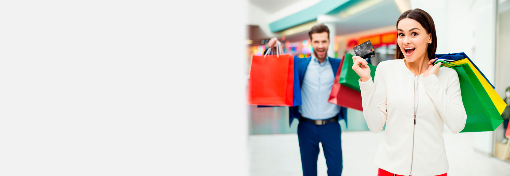 Una par de mujeres con sus compras en el Centro Comercial Galerias