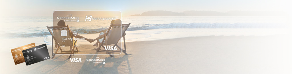 Pareja sentada en la playa con Tarjetas de Crédito Visa ConnectMiles