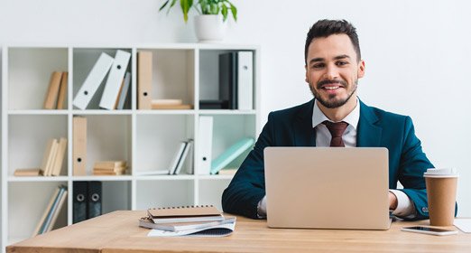Un ejecutivo consultando la información del estado y movimientos de su cuenta desde su computador