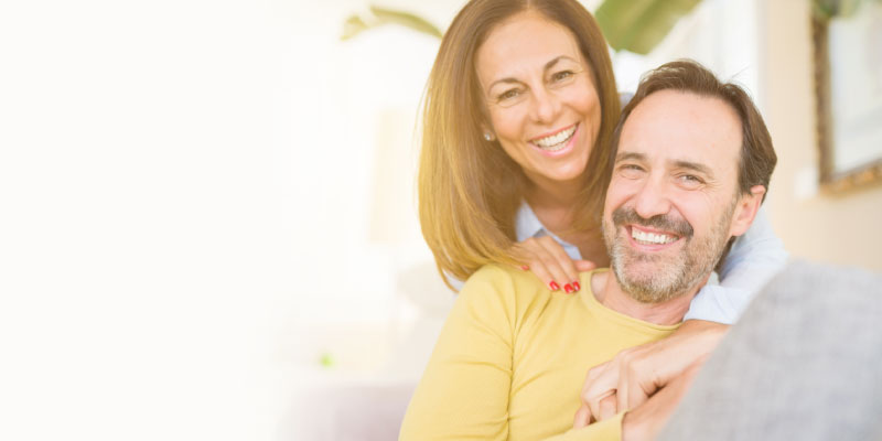 Una pareja de adultos mayores sonriendo
