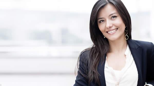 Mujer joven de traje formal sonrriendo