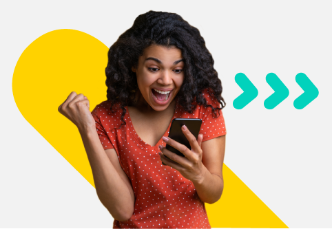 Mujer feliz mirando su teléfono