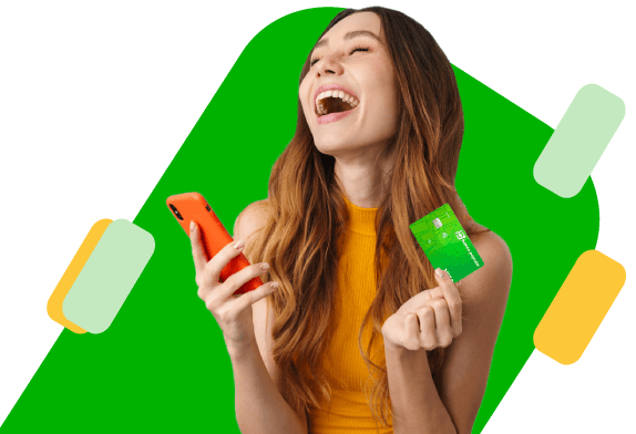 Mujer feliz con tarjeta de crédito y celular
