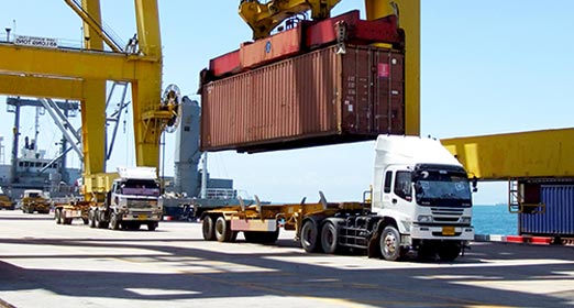 Carga de mercancia de camión en puerto - containers de colores