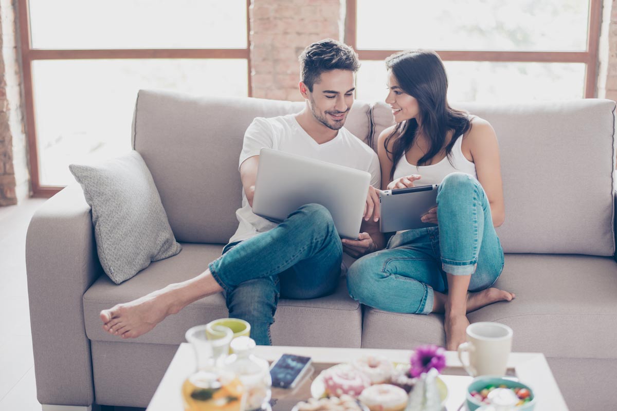 Pareja solicitando la Tarjeta de Crédito Visa Oro del Banco Popular