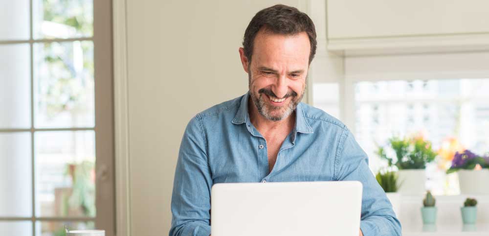 Hombre y mujer planeando sus ahorros